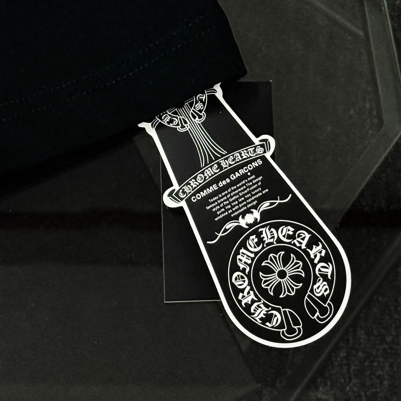P180 Chrome Hearts 25 high-end versions. The fabric is made of 300 grams of high-density pure cotton. It does not deform or shrink. It has three labels. It is the same style for men and women. Technology: patch embroidery + original development hardware. Color: white, black. SIZE: S-XL.